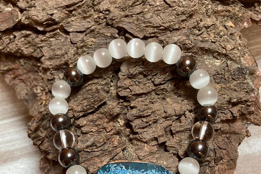 meditation with agate and moonstone